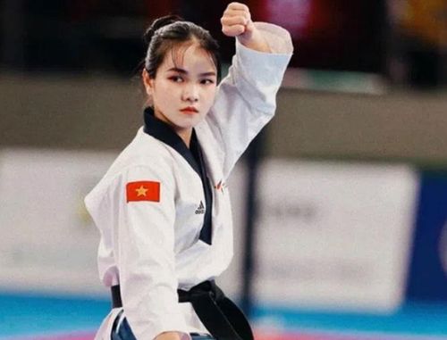 Lê Trần Kim Uyên (21 tuổi, quê ở huyện Tân Châu, tỉnh An Giang) là một trong những "bóng hồng" xinh đẹp, nổi bật của đội tuyển taekwondo Việt Nam tham dự SEA Games năm nay.