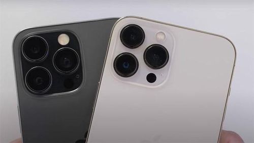 So sánh cụm camera trên iPhone 14 Pro Max phiên bản dựng và iPhone 13 Pro Max.