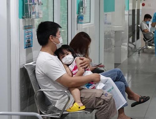 Nắng nóng kèm theo mưa trái mùa làm dịch sốt xuất huyết gia tăng - Ảnh: VGP/Lưu Hương