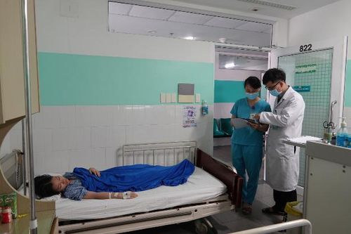 Các y bác sĩ đang điều trị bệnh nhân sốt xuất huyết - Ảnh: VGP/Lưu Hương