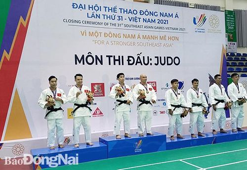 VĐV Phan Minh Hạnh (Đồng Nai, trái) - Trần Quốc Cường trên bục nhận HCV