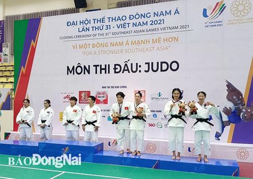 VĐV Trần Lê Phương Nga (thứ tư từ phải qua) nén đau để lên nhận HCĐ SEA Games 31