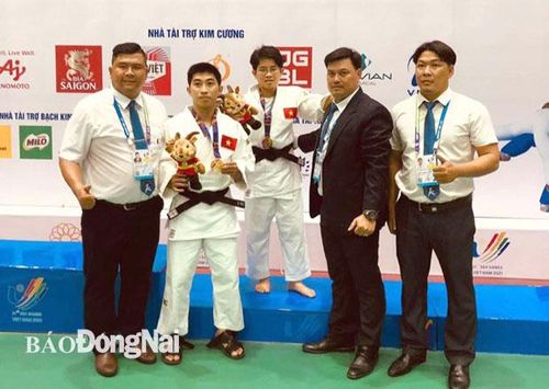 Hai VĐV Đồng Nai Phan Minh Hạnh, Trần Lê Phương Nga chia vui nhận huy chương SEA Games với ban huấn luyện