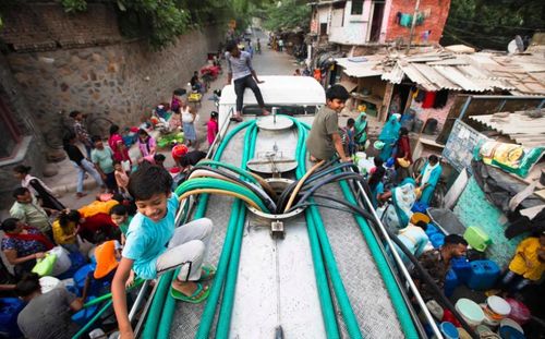 Mọi người lấy nước uống từ tàu chở dầu. Ảnh: Xavier Galiana / AFP / Getty Images.