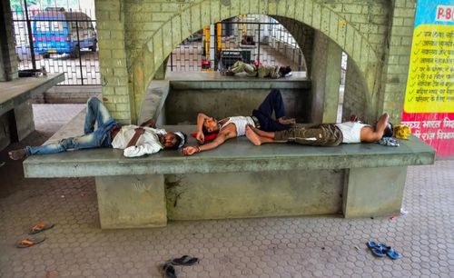 Mọi người nghỉ ngơi dưới bóng râm dưới cây cầu. Ảnh: Sanjay Kanojia / AFP / Getty Images.