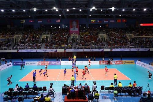 Trận bóng chuyền giữa đội nữ Việt Nam nam (áo đỏ) và nữ Philippines (áo xanh) tại Nhà thi đấu Đại Yên (thành phố Hạ Long, tỉnh Quảng Ninh). Ảnh: Anh Tuấn/TTXVN
