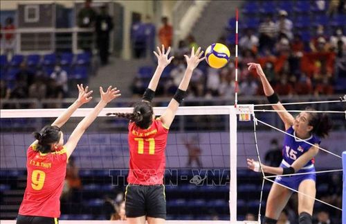 Pha bật cao chắn bóng của VĐV số 9 và số 11 đội bóng chuyền nữ Việt Nam. Ảnh: Anh Tuấn/TTXVN