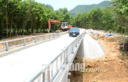 Cầu Bảy Hào, xã Kháng Nhật (Sơn Dương) đã hoàn thành 90% khối lượng công việc, chuẩn bị bàn giao đưa vào sử dụng.