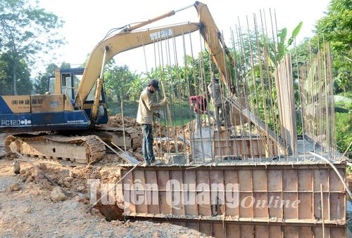 Cầu dân sinh tại thôn Cả, xã Minh Thanh (Sơn Dương) đang được khẩn trương thi công.