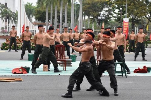 Biểu diễn khí công.