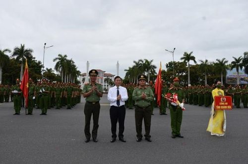 Lãnh đạo tỉnh Quảng Nam và Ban tổ chức tặng hoa chúc mừng các đội tuyển.