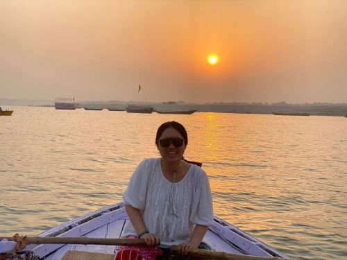 Du khách có những trải nghiệm khó quên khi chèo thuyền ở Varanasi. Ảnh: NVCC.