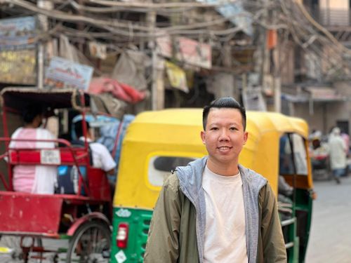 Dy Khoa chụp ảnh tại Delhi trong chuyến đi đầu tháng 5. Ảnh: NVCC.
