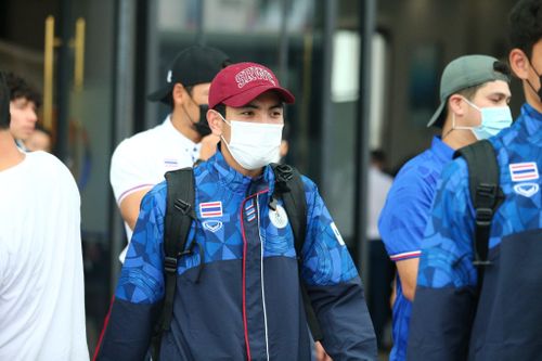  Các thành viên U23 Thái Lan lên xe di chuyển lúc 11h30. Trận chung kết SEA Games 31 sẽ diễn ra trên sân Mỹ Đình vào tối 22/5. 