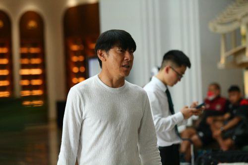  HLV Shin Tae-yong không quá buồn khi U23 Indonesia thất bại trong mục tiêu vào chung kết SEA Games 31. HLV Shin và học trò còn trận gặp Malaysia để giành HCĐ, nhưng báo chí Indonesia nhấn mạnh đội nhà đã thất bại ở SEA Games 31. 