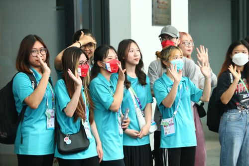  Các tình nguyện viên ở khách sạn quyến luyến chia tay thầy trò HLV Polking. U23 Thái Lan đã "đóng quân" ở Nam Định gần nửa tháng cho quá trình chuẩn bị và thi đấu vòng bảng, trận bán kết SEA Games 31. 