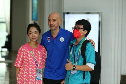  HLV Polking đã yêu cầu từng thành viên U23 Thái Lan chụp ảnh lưu niệm với tình nguyện viên trước khi rời Nam Định. 