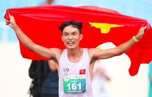 Trong ngày thi đấu cuối cùng môn điền kinh, vận động viên Hoàng Nguyên Thanh đã gây sốc khi lần đầu tiên trong lịch sử giành Huy chương Vàng cho điền kinh Việt Nam ở nội dung marathon nam (42,195km) ở SEA Games. Ghi nhận và biểu dương thành tích này, một doanh nghiệp đã thưởng “nóng” 100 triệu đồng cho Nguyên Thanh.