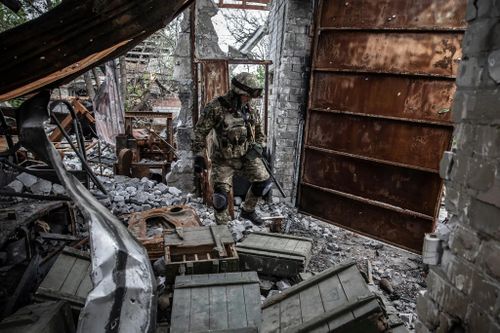  Binh sĩ Ukraine bên trong tòa nhà ở Velyka Danylivka bị phá hủy do trúng pháo kích của Nga. Ảnh: New York Times. 