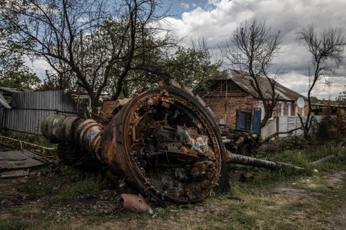  Tháp pháo một xe tăng Nga bị phá hủy ở ngoại ô Kharkiv. Ảnh: New York Times. 