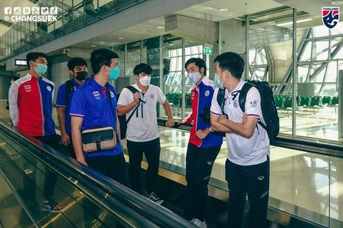 Các cầu thủ lặng lẽ di chuyển ở sân bay...