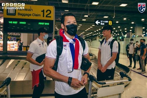 Sau ít giờ bay, thủ thành Kawin và đồng đội đã có mặt ở quê nhà Thái Lan