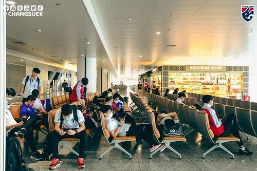 Mỗi người vùi mình vào thế giới riêng trên chiếc điện thoại ở sảnh chờ ra máy bay