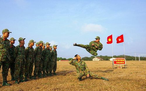 Chiến sĩ Đại đội Trinh sát 20, Trung đoàn 95, Sư đoàn 2 (Quân khu 5) huấn luyện võ thuật. (Ảnh TUYÊN HUẤN)