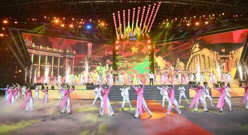 Chương trình nghệ thuật “Hà Nội của tôi, tình yêu của bạn” tại Lễ bế mạc Đại hội Thể thao Đông Nam Á lần thứ 31. Ảnh: Viết Thành