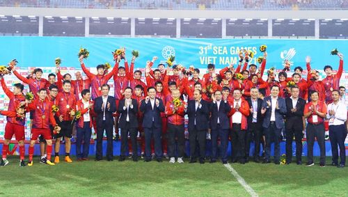 Hòa chung niềm vui khi đội tuyển bóng đá U23 Việt Nam vô địch.
