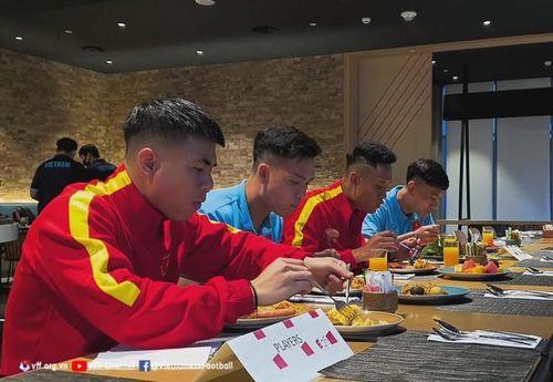Các cầu thủ U23 Việt Nam dùng bữa tại khách sạn do người Việt làm bếp trưởng