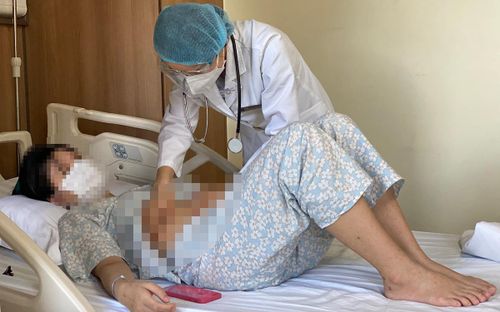 Bác sĩ khám cho bệnh nhi mắc tay chân miệng.
