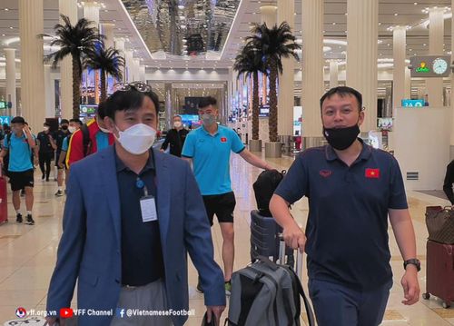 Ông Nguyễn Văn Tuấn – Bí thư thứ nhất Đại sứ quán Việt Nam tại UAE (trái) ra sân bay đón và hỗ trợ đội tuyển U23 Việt Nam.