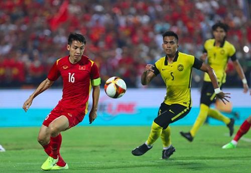 U23 Malaysia (áo vàng) trong trận thua U23 Việt Nam tại SEA Games 31