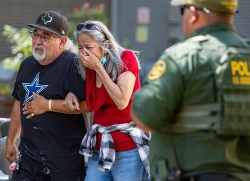  Người phụ nữ bật khóc bên ngoài hiện trường vụ xả súng ở Texas, hôm 24/5. Ảnh: Reuters. 