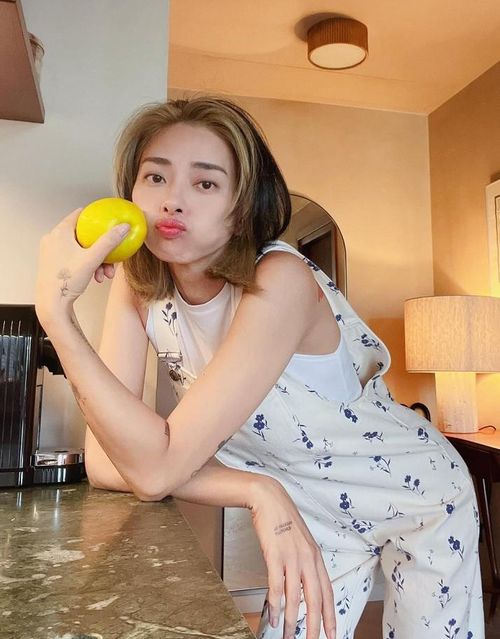 Phong cách nghịch ngợm giúp nữ diễn viên được bạn bè và người hâm mộ khen trẻ trung như mới đôi mươi.