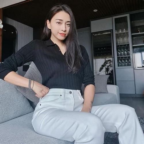 Từ khi yêu Huy Trần, Ngô Thanh Vân diện đồ ngày càng trẻ trung. Cô ưu tiên tiêu chí năng động, thoải mái, hạn chế màu sắc khi phối trang phục.