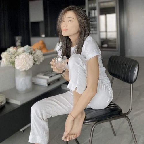 Những set đồ tối giản, phù hợp mọi độ tuổi giúp Ngô Thanh Vân ghi điểm.