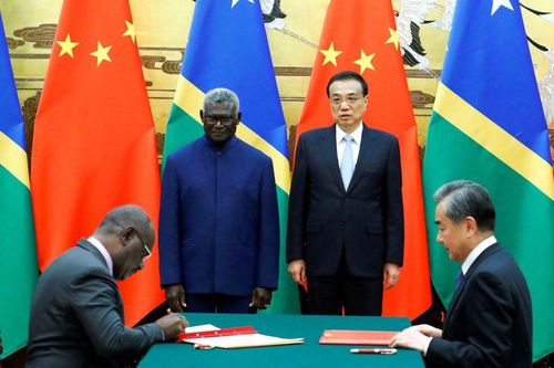 Thủ tướng Quần đảo Solomon Manasseh Sogavare, Bộ trưởng Ngoại giao Quần đảo Solomon Jeremiah Manele, Thủ tướng Trung Quốc Lý Khắc Cường và Ủy viên Quốc vụ kiêm Ngoại trưởng Trung Quốc Vương Nghị tham dự một lễ ký kết tại Đại lễ đường Nhân dân ở Bắc Kinh, Trung Quốc hồi năm 2019. Ảnh: Reuters