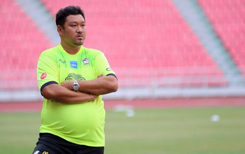 Sau SEA Games 31, HLV Srimaka trở lại dẫn dắt U23 Thái Lan vì HLV Polking cùng tuyển Thái Lan dự vòng loại Asian Cup 2023. Ảnh: Changsuek.