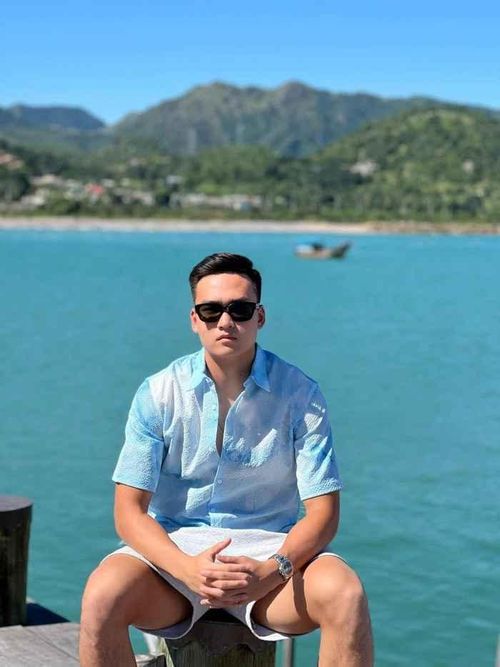Ngay sau đó, mọi profile của cầu thủ U23 Việt Nam vừa trở thành đội trưởng nhanh chóng được các fan girl "truy lùng" ráo riết.