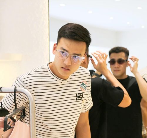 Việt Anhđá ở vị trí trung vệ và là một cái tên quan trọng trong hàng thủ của đội tuyển U23 Việt Nam.