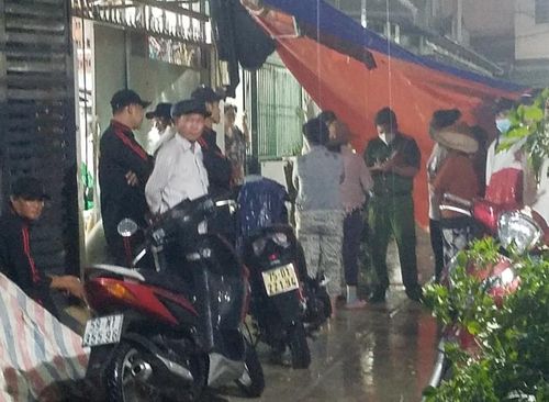 Lực lượng chức năng khám nghiệm hiện trường.