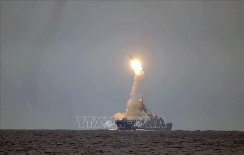 Tên lửa siêu thanh Zircon của Nga được phóng thử nghiệm từ tàu khu trục Đô đốc Gorshkov, ngày 29/1/2021. Ảnh: TASS/TTXVN