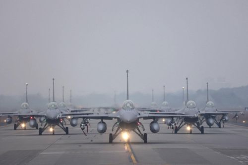 Tiêm kích F-16 do Mỹ chế tạo tại Gia Nghĩa, Đài Loan. Trung Quốc luôn coi Đài Loan là lãnh thổ chờ thống nhất và không loại trừ khả năng dùng vũ lực. Ảnh: Reuters.