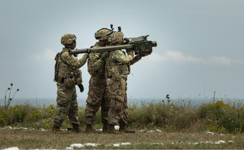 Binh sĩ Mỹ chuẩn bị khai hỏa tên lửa Stinger. Ảnh: US Army