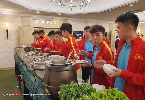 Các cầu thủ dùng bữa tối ở khách sạn