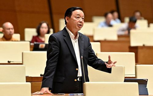Bộ trưởng Tài nguyên và Môi trường Trần Hồng Hà phát biểu làm rõ một số vấn đề đại biểu Quốc hội nêu. (Ảnh NGUYỄN ĐĂNG) 