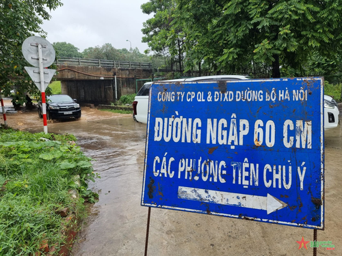 Để giải quyết dứt điểm tình trạng ngập lụt TP Hà Nội cần có các giải pháp thích ứng và rà soát lại thiết kế tổng thể hệ thống thoát tiêu nước với tầm nhìn trước nhiều năm. 