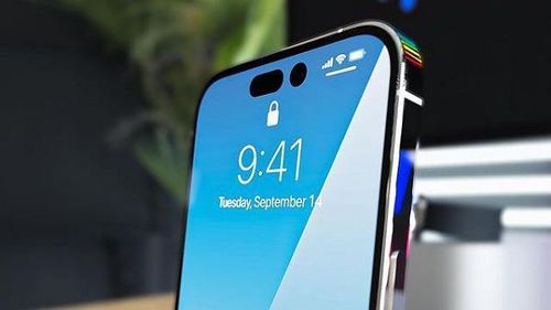 Theo các tin đồn gần đây, phần đục lỗ chính giữa sẽ có thiết kế hình viên thuốc, đây là nơi chứa camera selfie và cảm biến hồng ngoại. Phần đục lỗ hình tròn bên cạnh sẽ là vị trí của máy chiếu nhận diện khuôn mặt.